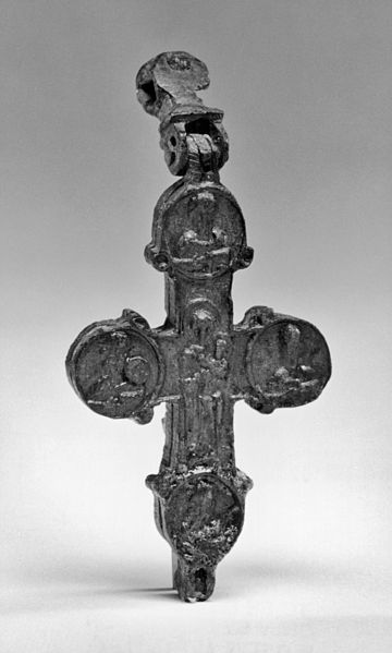 360px-Byzantine_-_Pectoral_Cross_with_the_Crucifixion_and_the_Virgin_-_Walters_542629
