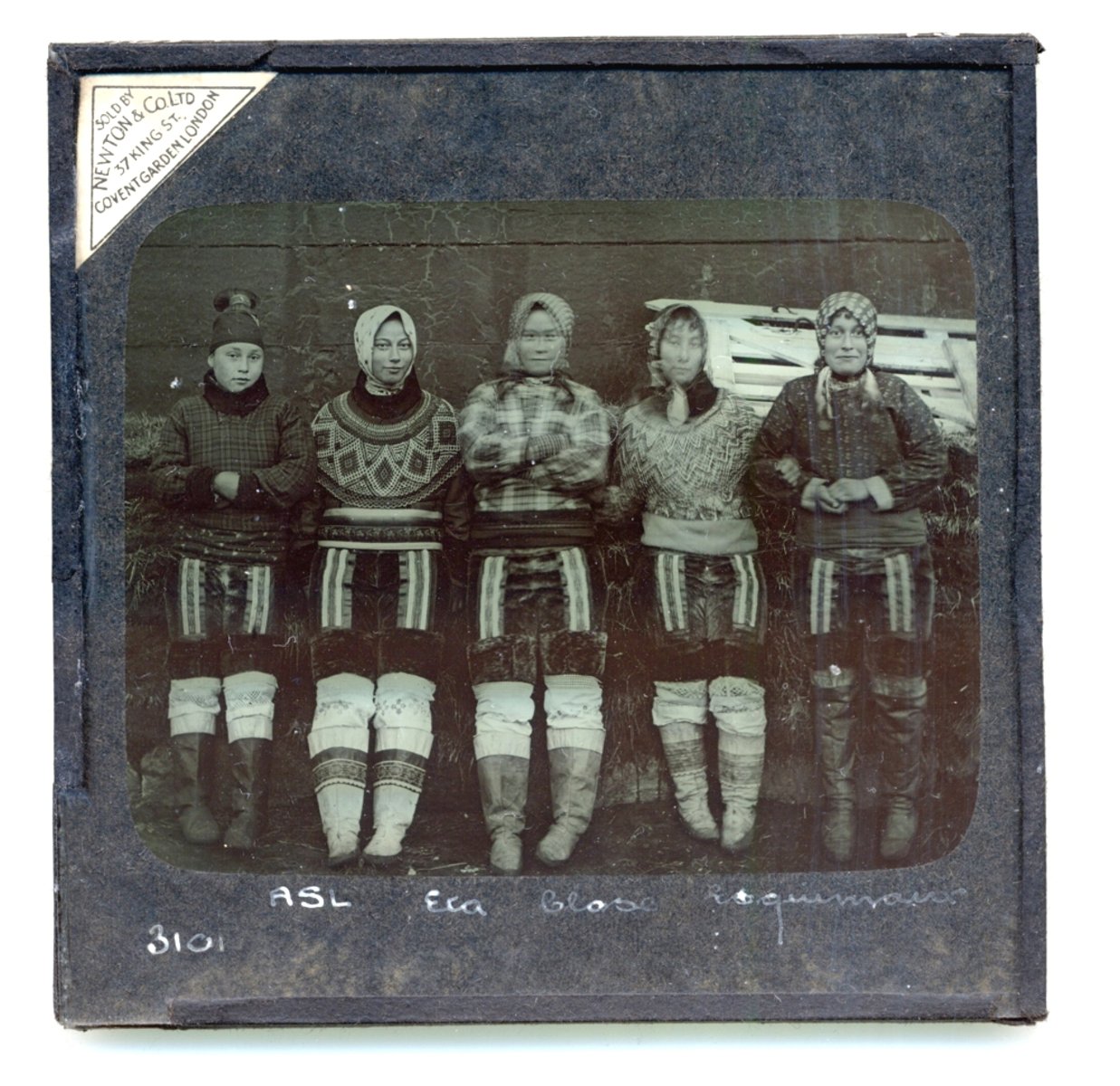 5 groenlandske piger ved en væg b copyright Fornleifur